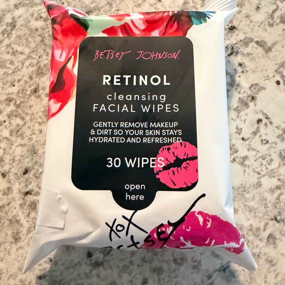Betsey Johnson Retinol Cleansing Wipes - Red and White